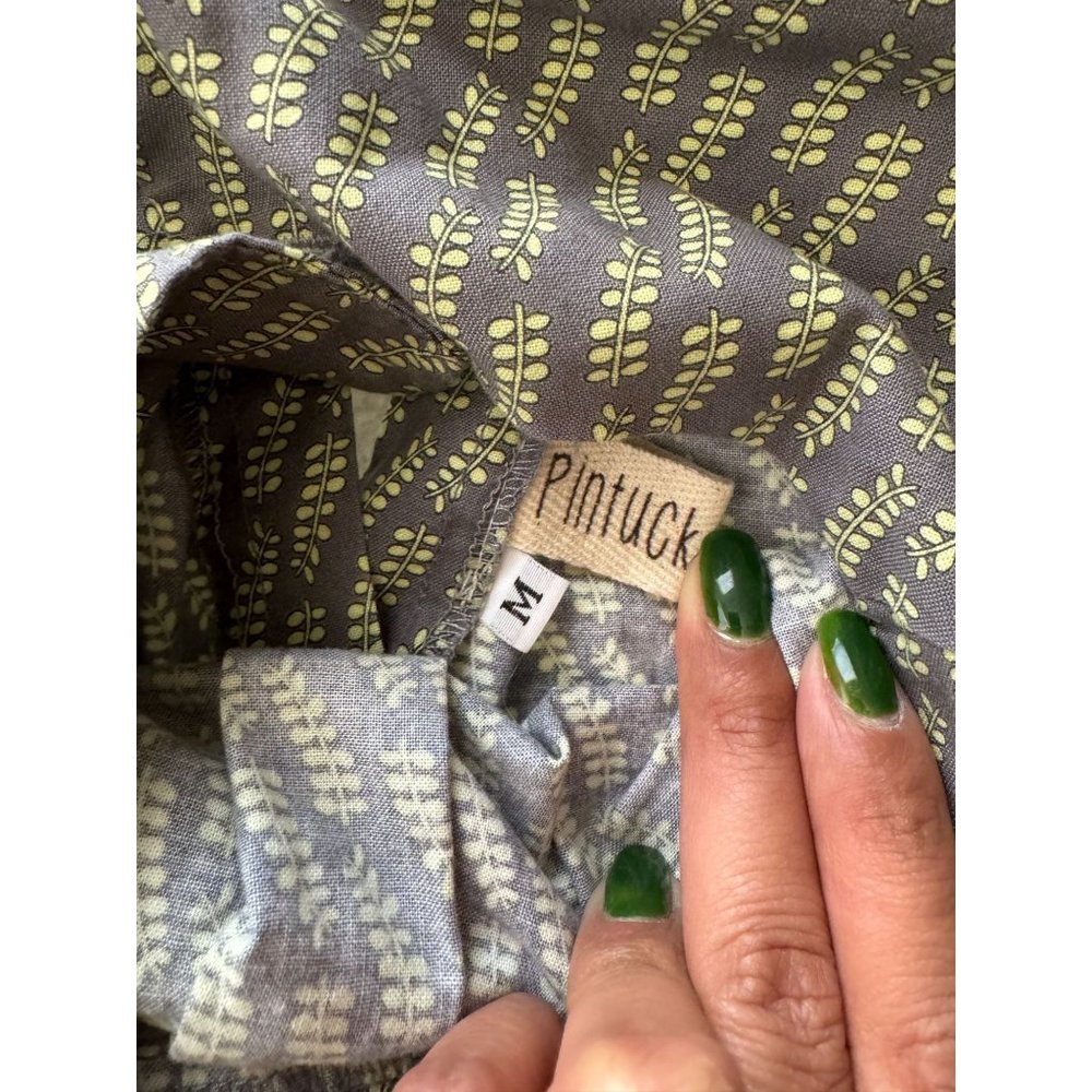 PINTUCK WOMANS DRESS SIZE MEDIUM | B2 - Picture 4 of 8